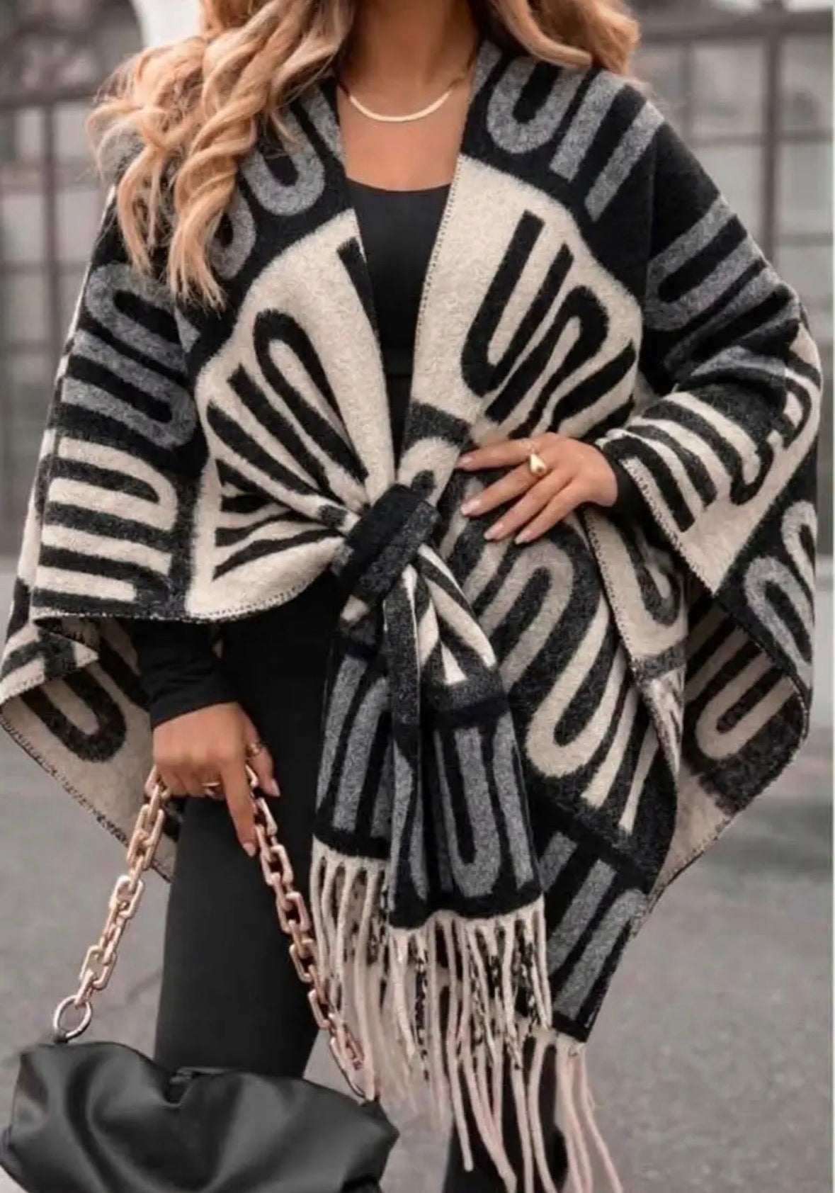 Poncho con maxi scritte e frange