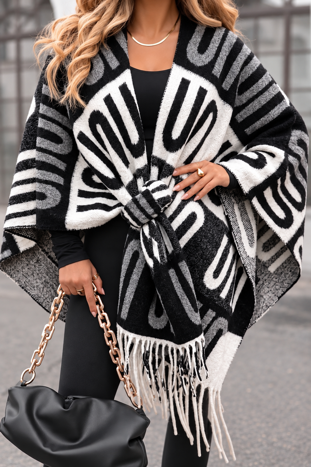 Poncho con maxi scritte e frange