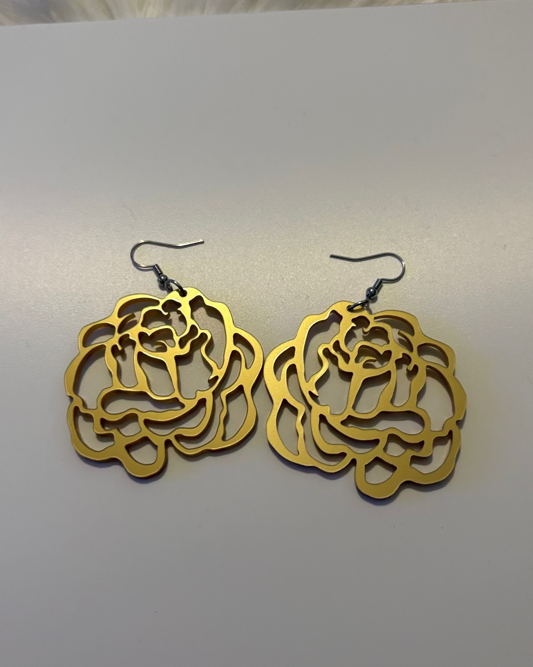 Orecchini silhouette Camelia oro