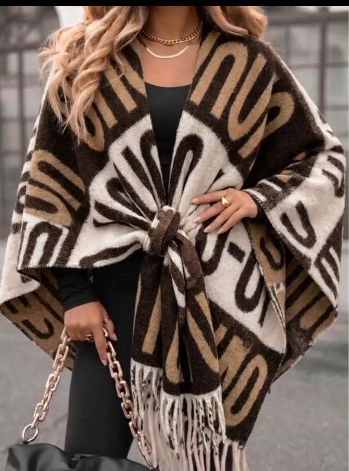 Poncho con maxi scritte e frange