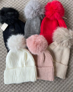 Cappello in maglia a coste con pon pon