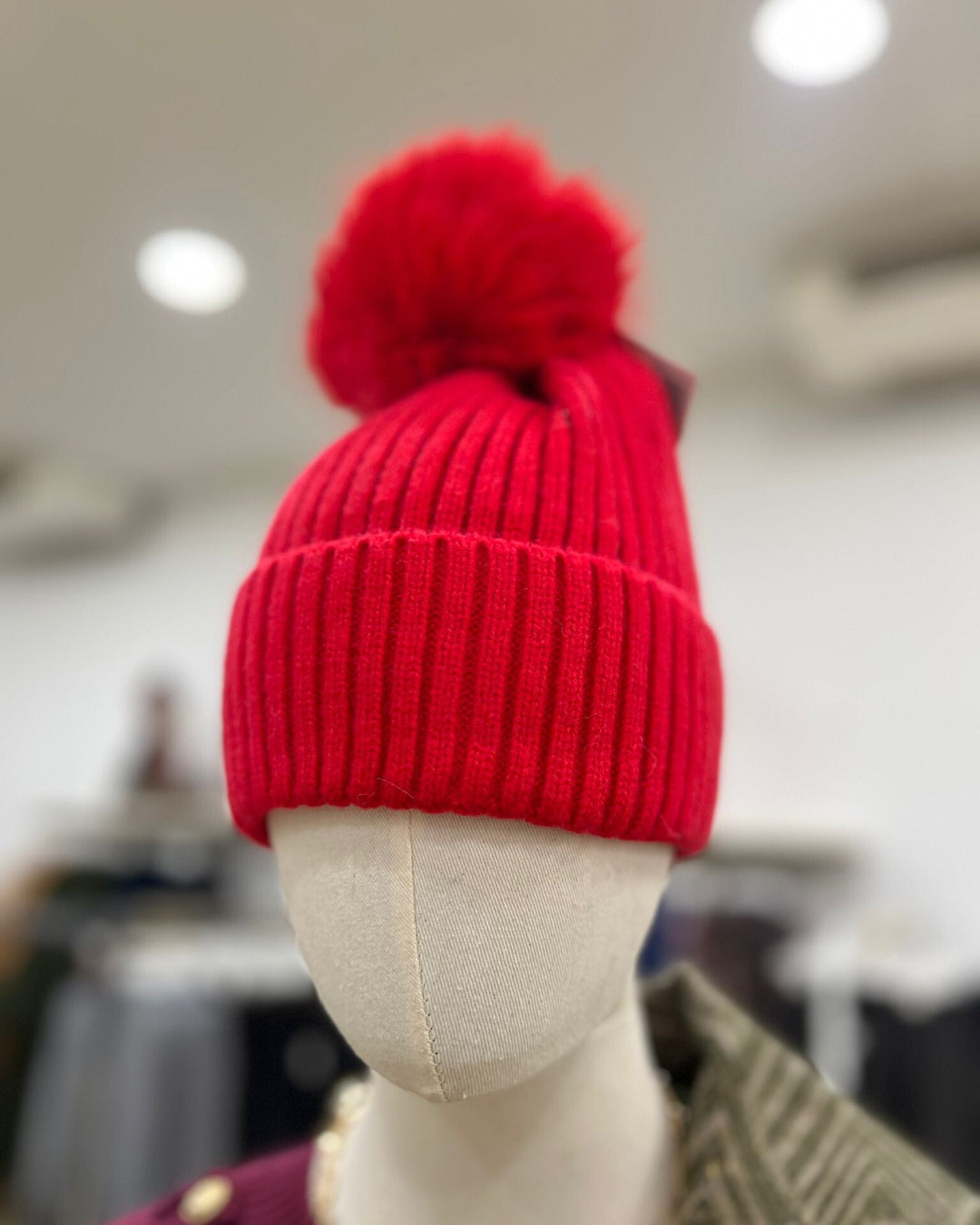 Cappello in maglia a coste con pon pon